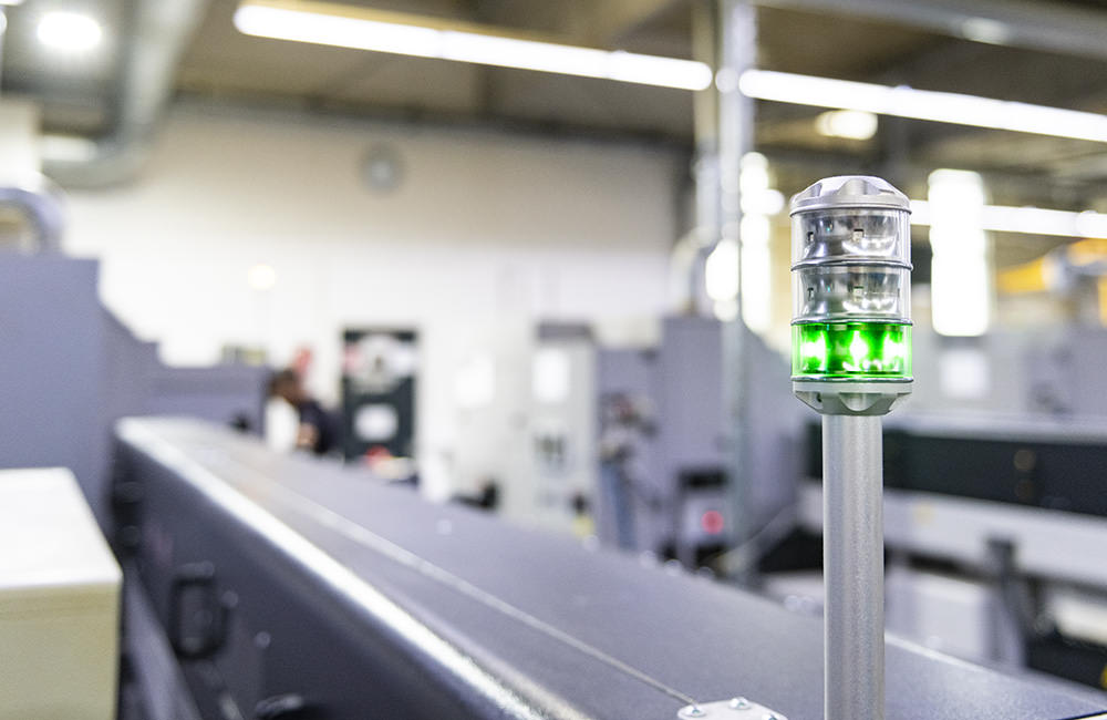 Grünes Licht wenn alles rund läuft - automatisches Stangenlademagazin in der Produktion bei Zeh